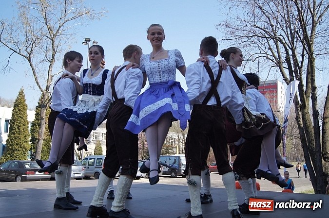 Zdjęcie w galerii na portalu naszraciborz.pl: Tancerze z Łężczoka na targach w Katowicach wiadomości z regionu