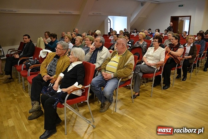 Zdjęcie w galerii na portalu naszraciborz.pl: Echa Katynia – spotkania z historią na zamku rozpoczęte  wiadomości z regionu