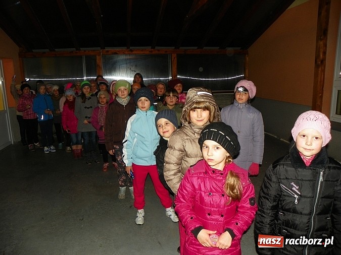 Zdjęcie w galerii na portalu naszraciborz.pl: Młodzi czytelnicy zwiedzili stary pałac w Krowiarkach w rocznicę urodzin Andersena wiadomości z regionu