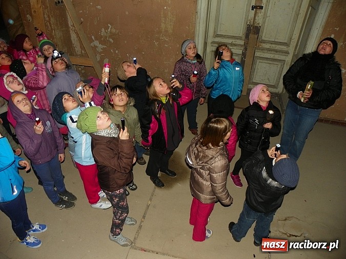 Zdjęcie w galerii na portalu naszraciborz.pl: Młodzi czytelnicy zwiedzili stary pałac w Krowiarkach w rocznicę urodzin Andersena wiadomości z regionu