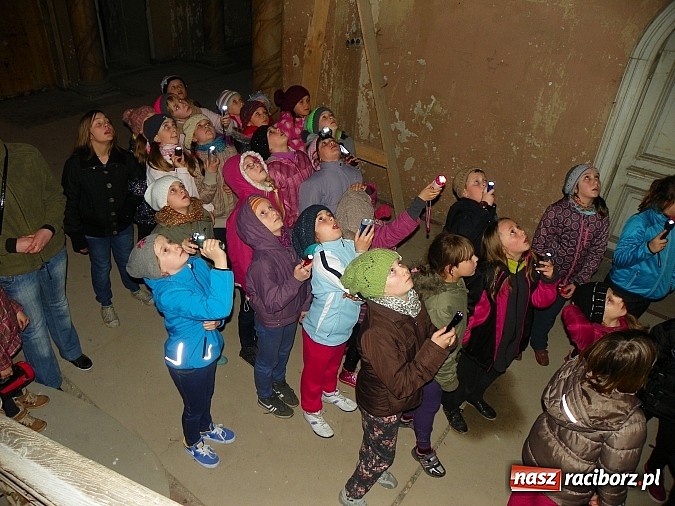 Zdjęcie w galerii na portalu naszraciborz.pl: Młodzi czytelnicy zwiedzili stary pałac w Krowiarkach w rocznicę urodzin Andersena wiadomości z regionu