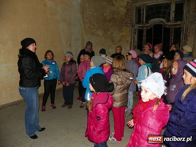 Zdjęcie w galerii na portalu naszraciborz.pl: Młodzi czytelnicy zwiedzili stary pałac w Krowiarkach w rocznicę urodzin Andersena wiadomości z regionu
