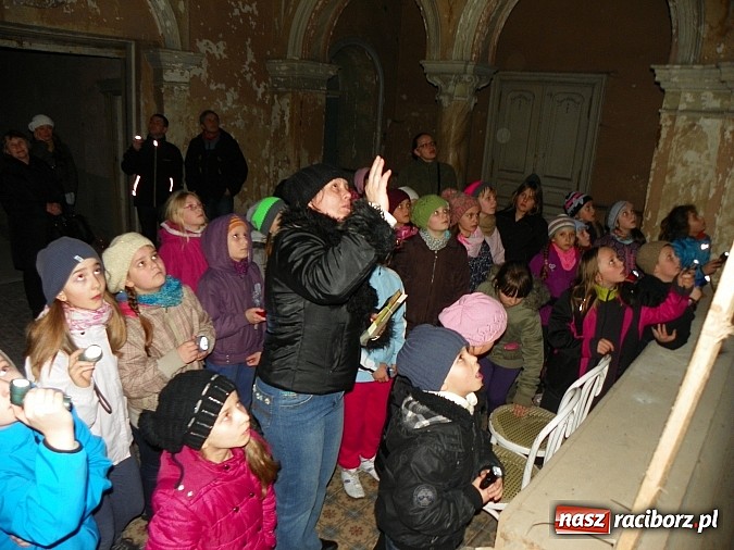 Zdjęcie w galerii na portalu naszraciborz.pl: Młodzi czytelnicy zwiedzili stary pałac w Krowiarkach w rocznicę urodzin Andersena wiadomości z regionu