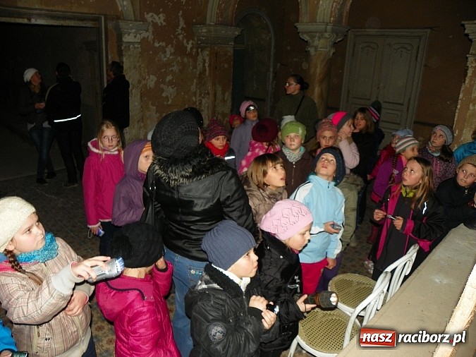 Zdjęcie w galerii na portalu naszraciborz.pl: Młodzi czytelnicy zwiedzili stary pałac w Krowiarkach w rocznicę urodzin Andersena wiadomości z regionu
