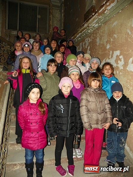 Zdjęcie w galerii na portalu naszraciborz.pl: Młodzi czytelnicy zwiedzili stary pałac w Krowiarkach w rocznicę urodzin Andersena wiadomości z regionu