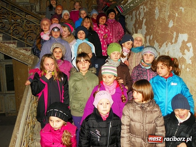 Zdjęcie w galerii na portalu naszraciborz.pl: Młodzi czytelnicy zwiedzili stary pałac w Krowiarkach w rocznicę urodzin Andersena wiadomości z regionu