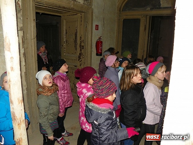 Zdjęcie w galerii na portalu naszraciborz.pl: Młodzi czytelnicy zwiedzili stary pałac w Krowiarkach w rocznicę urodzin Andersena wiadomości z regionu