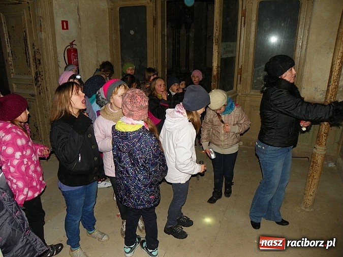 Zdjęcie w galerii na portalu naszraciborz.pl: Młodzi czytelnicy zwiedzili stary pałac w Krowiarkach w rocznicę urodzin Andersena wiadomości z regionu