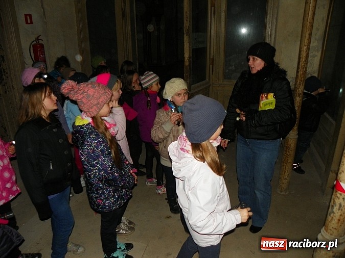 Zdjęcie w galerii na portalu naszraciborz.pl: Młodzi czytelnicy zwiedzili stary pałac w Krowiarkach w rocznicę urodzin Andersena wiadomości z regionu