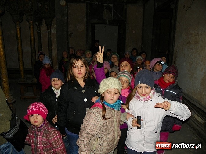 Zdjęcie w galerii na portalu naszraciborz.pl: Młodzi czytelnicy zwiedzili stary pałac w Krowiarkach w rocznicę urodzin Andersena wiadomości z regionu