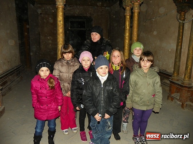 Zdjęcie w galerii na portalu naszraciborz.pl: Młodzi czytelnicy zwiedzili stary pałac w Krowiarkach w rocznicę urodzin Andersena wiadomości z regionu