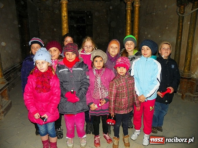 Zdjęcie w galerii na portalu naszraciborz.pl: Młodzi czytelnicy zwiedzili stary pałac w Krowiarkach w rocznicę urodzin Andersena wiadomości z regionu