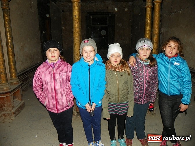 Zdjęcie w galerii na portalu naszraciborz.pl: Młodzi czytelnicy zwiedzili stary pałac w Krowiarkach w rocznicę urodzin Andersena wiadomości z regionu