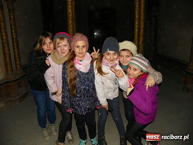 Zdjęcie w galerii na portalu naszraciborz.pl: Młodzi czytelnicy zwiedzili stary pałac w Krowiarkach w rocznicę urodzin Andersena wiadomości z regionu