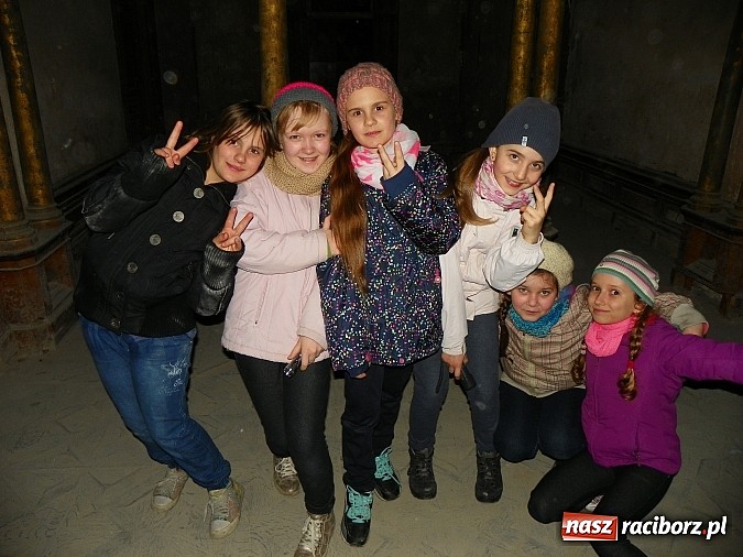 Zdjęcie w galerii na portalu naszraciborz.pl: Młodzi czytelnicy zwiedzili stary pałac w Krowiarkach w rocznicę urodzin Andersena wiadomości z regionu