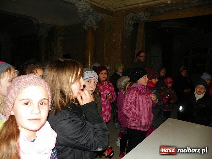 Zdjęcie w galerii na portalu naszraciborz.pl: Młodzi czytelnicy zwiedzili stary pałac w Krowiarkach w rocznicę urodzin Andersena wiadomości z regionu
