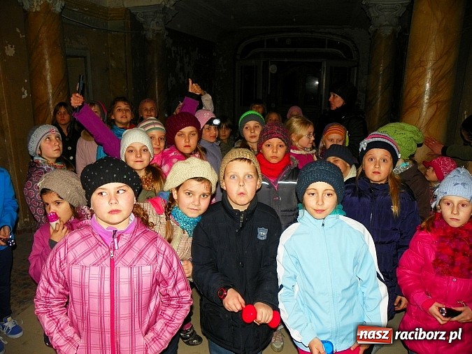 Zdjęcie w galerii na portalu naszraciborz.pl: Młodzi czytelnicy zwiedzili stary pałac w Krowiarkach w rocznicę urodzin Andersena wiadomości z regionu