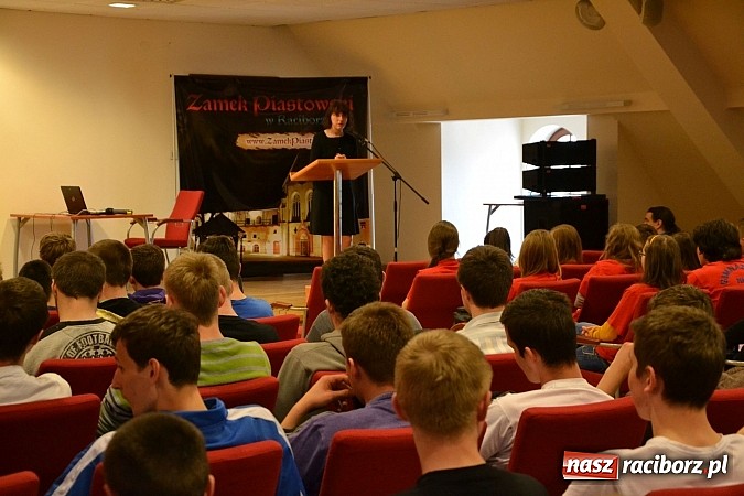 Zdjęcie w galerii na portalu naszraciborz.pl: Echa Katynia – spotkania z historią na zamku dzień drugi wiadomości z regionu