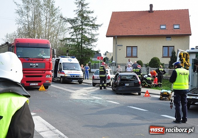 Zdjęcie w galerii na portalu naszraciborz.pl: Kolejny groźny wypadek na Drodze Krajowej nr 45 w Tworkowie wiadomości z regionu
