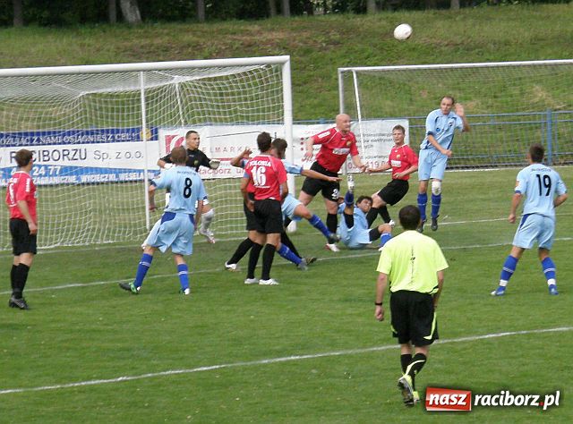 Zdjęcie w galerii na portalu naszraciborz.pl: Porażka skomplikowała sytuację wiadomości z regionu