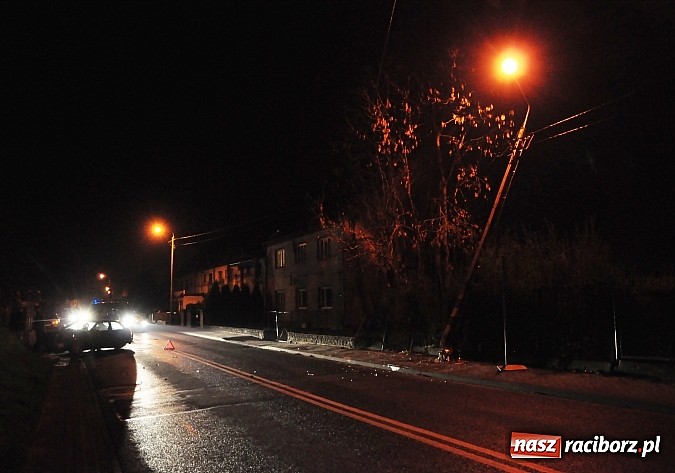 Zdjęcie w galerii na portalu naszraciborz.pl: Na Starowiejskiej honda civic ścięła latarnię wiadomości z regionu