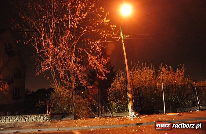 Zdjęcie w galerii na portalu naszraciborz.pl: Na Starowiejskiej honda civic ścięła latarnię wiadomości z regionu