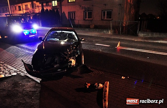 Zdjęcie w galerii na portalu naszraciborz.pl: Na Starowiejskiej honda civic ścięła latarnię wiadomości z regionu
