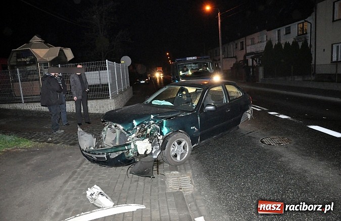 Zdjęcie w galerii na portalu naszraciborz.pl: Na Starowiejskiej honda civic ścięła latarnię wiadomości z regionu
