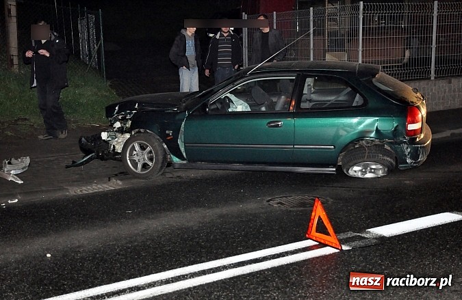 Zdjęcie w galerii na portalu naszraciborz.pl: Na Starowiejskiej honda civic ścięła latarnię wiadomości z regionu