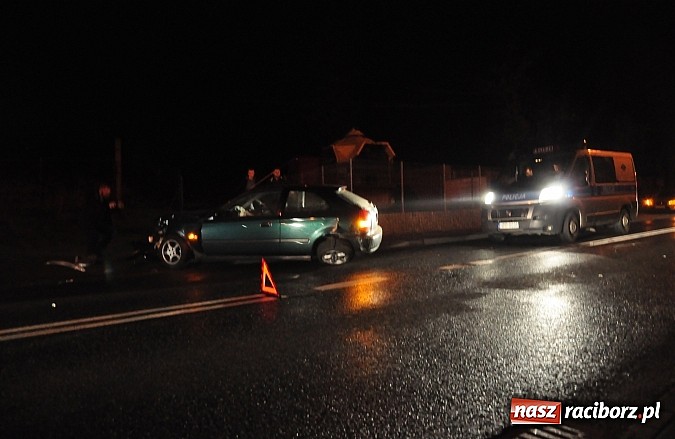 Zdjęcie w galerii na portalu naszraciborz.pl: Na Starowiejskiej honda civic ścięła latarnię wiadomości z regionu