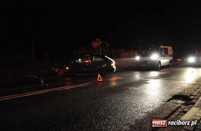 Zdjęcie w galerii na portalu naszraciborz.pl: Na Starowiejskiej honda civic ścięła latarnię wiadomości z regionu