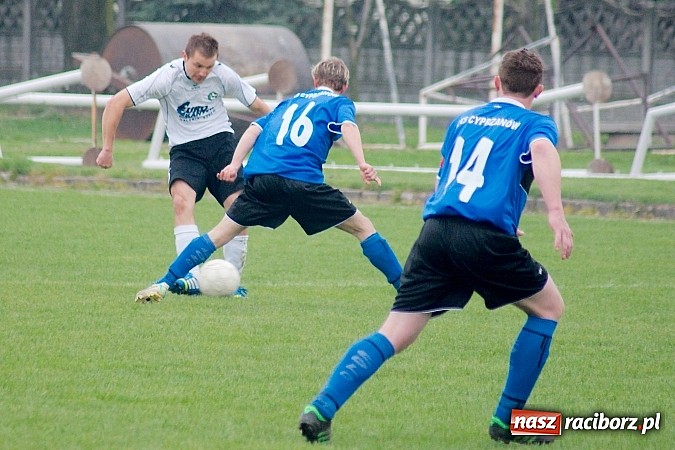 Zdjęcie w galerii na portalu naszraciborz.pl: Tworków kontra Cyprzanów: Bezbarwne trzy punkty gospodarzy wiadomości z regionu