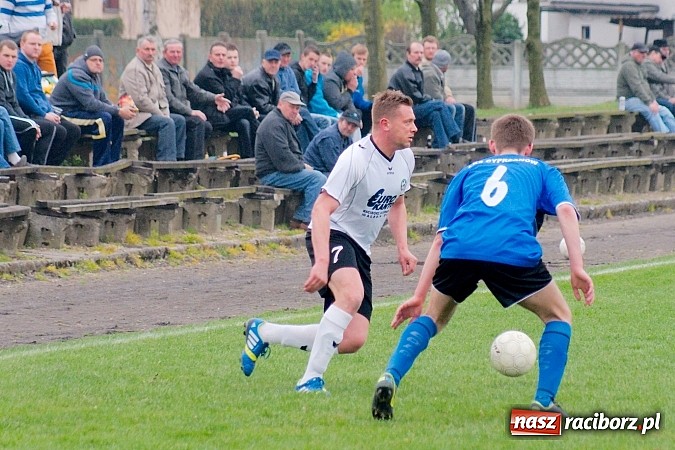 Zdjęcie w galerii na portalu naszraciborz.pl: Tworków kontra Cyprzanów: Bezbarwne trzy punkty gospodarzy wiadomości z regionu