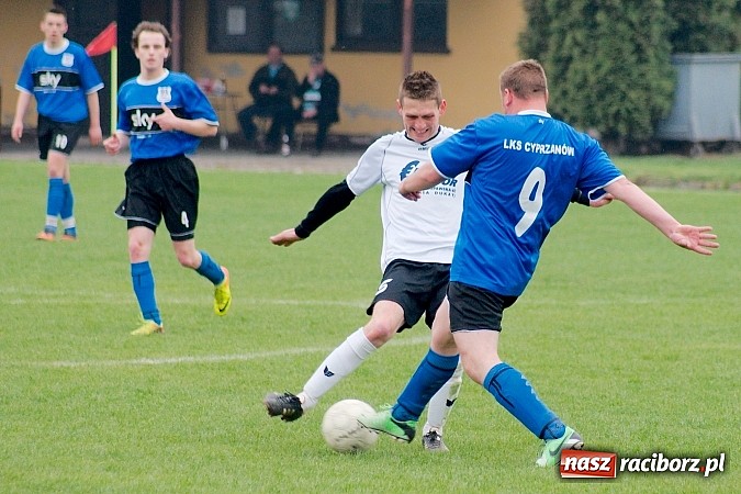 Zdjęcie w galerii na portalu naszraciborz.pl: Tworków kontra Cyprzanów: Bezbarwne trzy punkty gospodarzy wiadomości z regionu