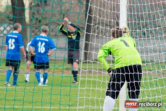 Zdjęcie w galerii na portalu naszraciborz.pl: Tworków kontra Cyprzanów: Bezbarwne trzy punkty gospodarzy wiadomości z regionu