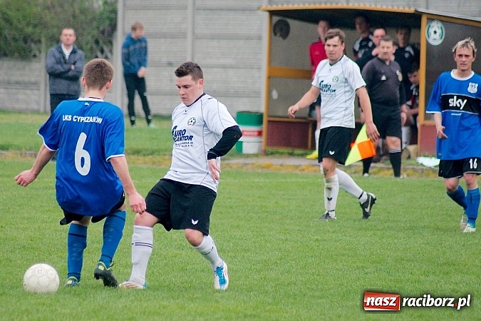 Zdjęcie w galerii na portalu naszraciborz.pl: Tworków kontra Cyprzanów: Bezbarwne trzy punkty gospodarzy wiadomości z regionu