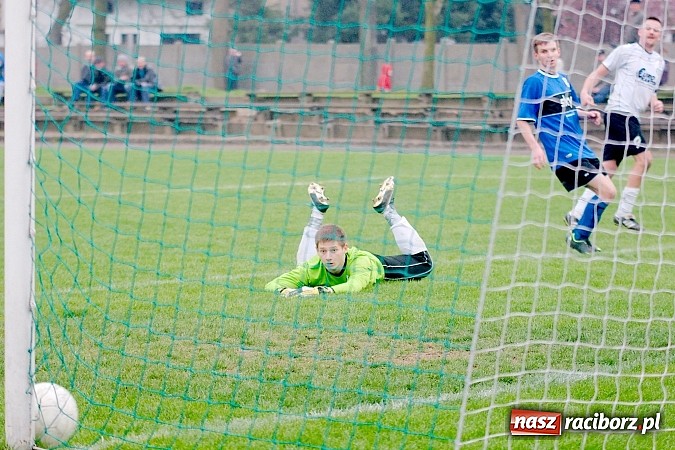 Zdjęcie w galerii na portalu naszraciborz.pl: Tworków kontra Cyprzanów: Bezbarwne trzy punkty gospodarzy wiadomości z regionu