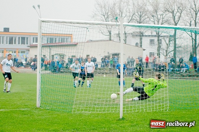 Zdjęcie w galerii na portalu naszraciborz.pl: Tworków kontra Cyprzanów: Bezbarwne trzy punkty gospodarzy wiadomości z regionu