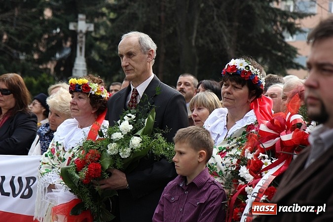 Zdjęcie w galerii na portalu naszraciborz.pl: Przy kościele NSPJ dokonano uroczystego odsłonięcia tablicy smoleńskiej wiadomości z regionu