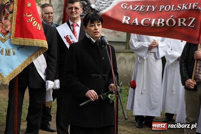 Zdjęcie w galerii na portalu naszraciborz.pl: Przy kościele NSPJ dokonano uroczystego odsłonięcia tablicy smoleńskiej wiadomości z regionu