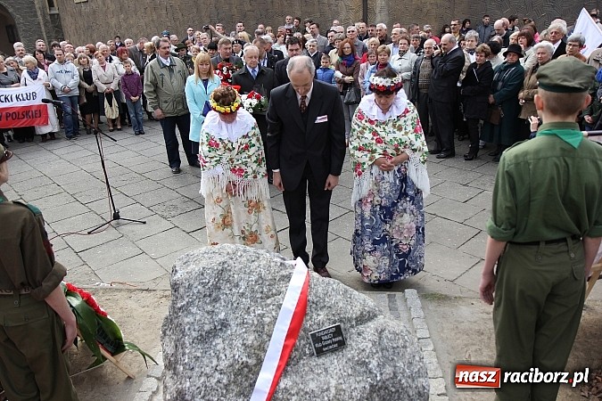 Zdjęcie w galerii na portalu naszraciborz.pl: Przy kościele NSPJ dokonano uroczystego odsłonięcia tablicy smoleńskiej wiadomości z regionu