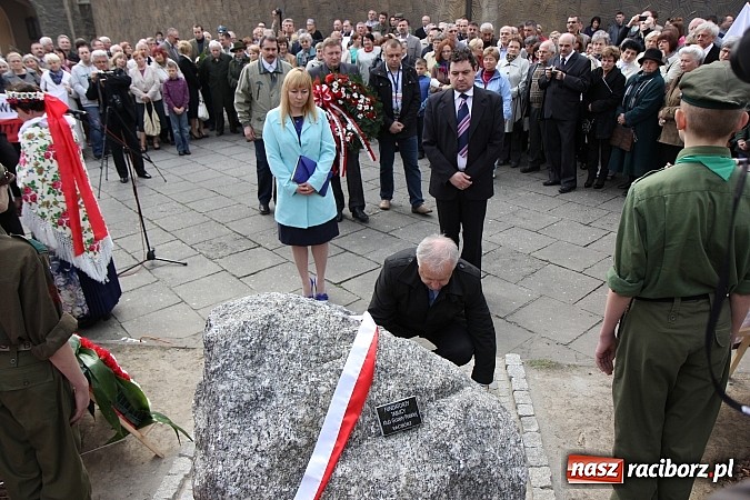 Zdjęcie w galerii na portalu naszraciborz.pl: Przy kościele NSPJ dokonano uroczystego odsłonięcia tablicy smoleńskiej wiadomości z regionu