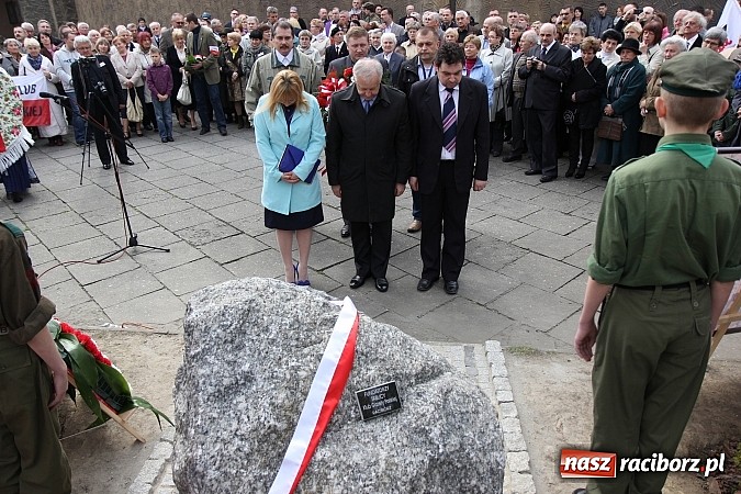 Zdjęcie w galerii na portalu naszraciborz.pl: Przy kościele NSPJ dokonano uroczystego odsłonięcia tablicy smoleńskiej wiadomości z regionu