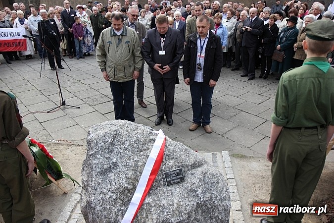 Zdjęcie w galerii na portalu naszraciborz.pl: Przy kościele NSPJ dokonano uroczystego odsłonięcia tablicy smoleńskiej wiadomości z regionu