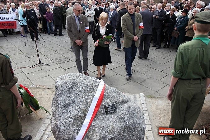 Zdjęcie w galerii na portalu naszraciborz.pl: Przy kościele NSPJ dokonano uroczystego odsłonięcia tablicy smoleńskiej wiadomości z regionu