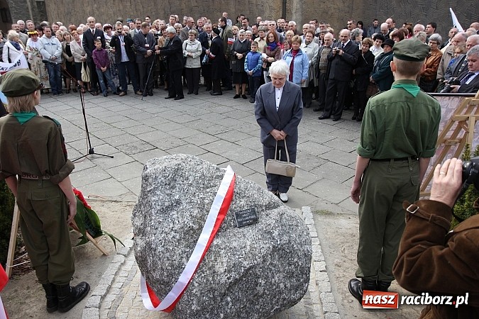 Zdjęcie w galerii na portalu naszraciborz.pl: Przy kościele NSPJ dokonano uroczystego odsłonięcia tablicy smoleńskiej wiadomości z regionu