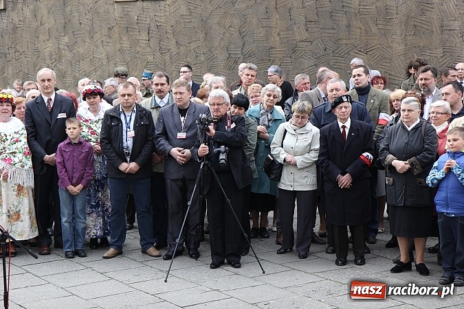Zdjęcie w galerii na portalu naszraciborz.pl: Przy kościele NSPJ dokonano uroczystego odsłonięcia tablicy smoleńskiej wiadomości z regionu