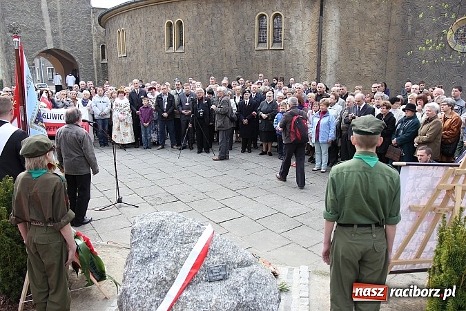 Zdjęcie w galerii na portalu naszraciborz.pl: Przy kościele NSPJ dokonano uroczystego odsłonięcia tablicy smoleńskiej wiadomości z regionu