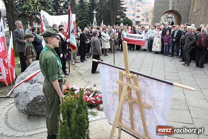 Zdjęcie w galerii na portalu naszraciborz.pl: Przy kościele NSPJ dokonano uroczystego odsłonięcia tablicy smoleńskiej wiadomości z regionu