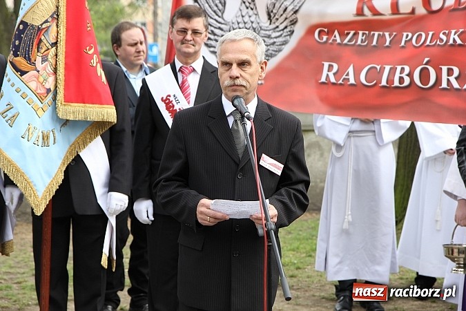 Zdjęcie w galerii na portalu naszraciborz.pl: Przy kościele NSPJ dokonano uroczystego odsłonięcia tablicy smoleńskiej wiadomości z regionu
